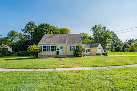 18 Crestview Dr, Newington, CT 06111