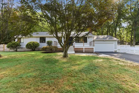 103 Arden Rd, Trumbull, CT 06611