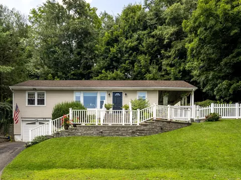 29 N Lake Shore Dr, Brookfield, CT 06804
