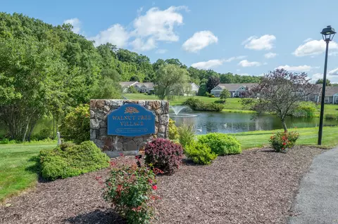 39 Elizabeth Cir #39, Newtown, CT 06470