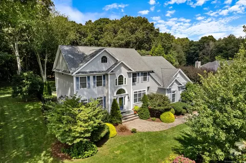 17 Harvest Gln, East Lyme, CT 06333