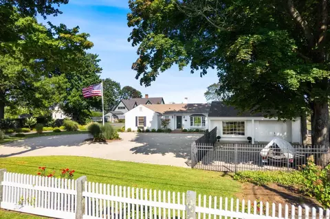 40 Cromwell Pl, Old Saybrook, CT 06475