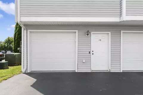 28 Harbor View Ln #28, Norwich, CT 06360