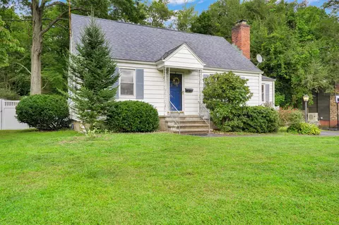 35 Leonard Pl, Trumbull, CT 06611