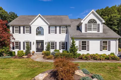 341 Royal Coach Ln, Southbury, CT 06488