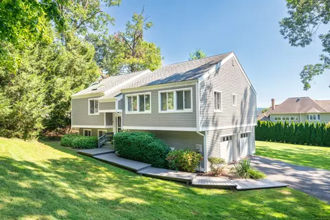 8 Rivergate Dr, Cromwell, CT 06416