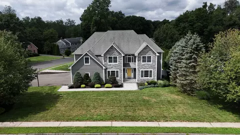 5 Summer Gln, Bristol, CT 06010