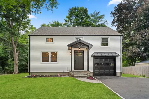 15 Lynn Ct, Darien, CT 06820