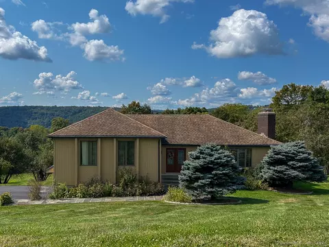 41 Shamrock Dr, Brookfield, CT 06804