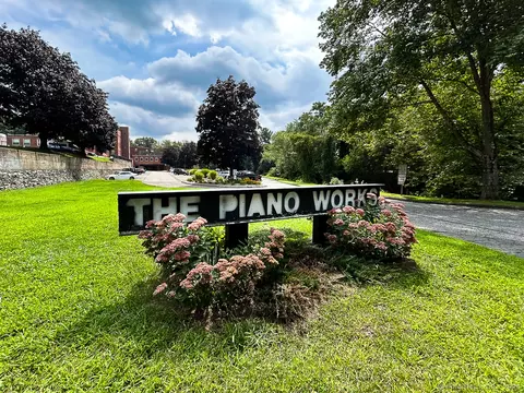 92 Main St #211, Deep River, CT 06417