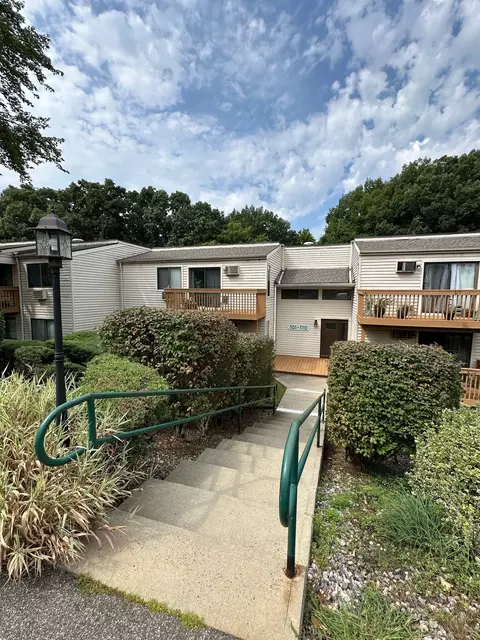 105 Woodland Dr #105, Cromwell, CT 06416