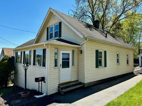 46 Robert St, Hamden, CT 06514