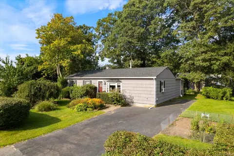 22 Nantucket Dr, Mystic, CT 06355