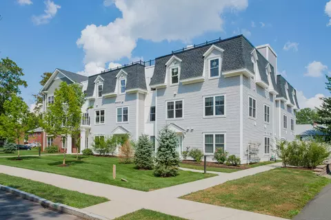 2 Bishop Rd #303, West Hartford, CT 06119