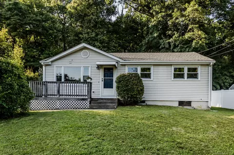 21 Village Dr, Ledyard, CT 06339