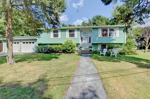 9 Vernon Ct, Milford, CT 06461