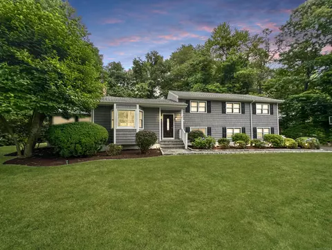 81 Nutmeg Ln, Stamford, CT 06905