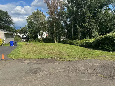 10 Kenyon St, Branford, CT 06405