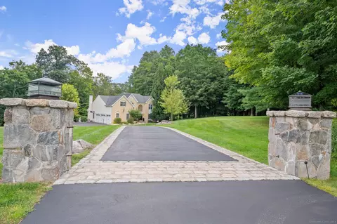 13 Chelsea Dr, Danbury, CT 06811