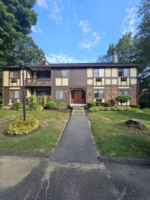 3 Cheshire Ct #3, Brookfield, CT 06804