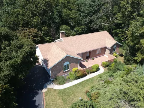 33 Trumbull Rd, Waterford, CT 06385