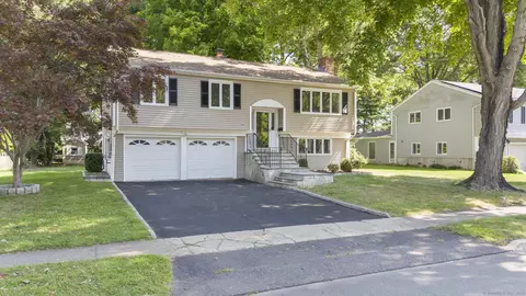 184 Sigwin Dr, Fairfield, CT 06824
