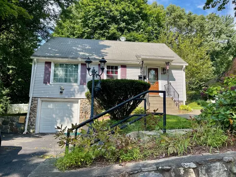 440 Oakville Ave, Waterbury, CT 06708