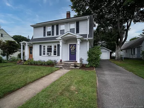 49 Pearl St, Clinton, CT 06413