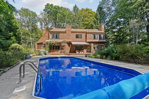 23 Williamsburg Cir, Madison, CT 06443