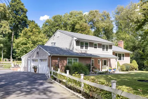 39 Echo Hill Dr, Stamford, CT 06903