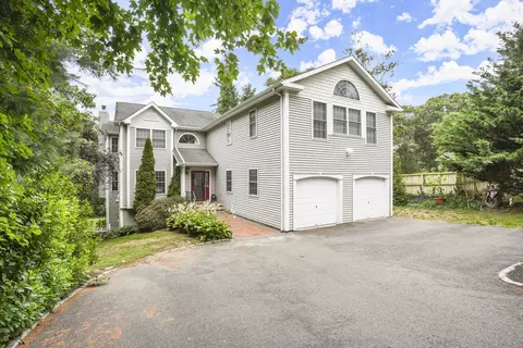 476 Shelton Rd, Trumbull, CT 06611