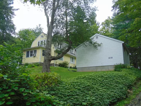 1232 Straits Tpke, Middlebury, CT 06762