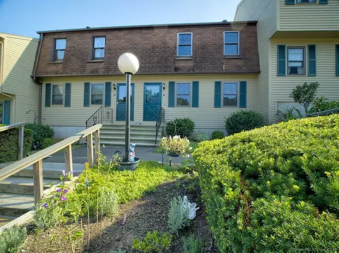 98 Village Ln #98, Branford, CT 06405
