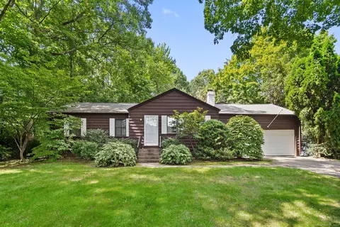 1070 Dunbar Hill Rd, Hamden, CT 06514