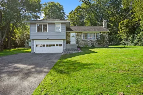 6 Fox Run Ln, Newtown, CT 06470
