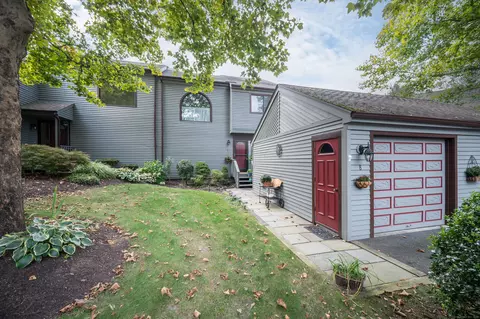 8 Pond View Dr #8, Brookfield, CT 06804