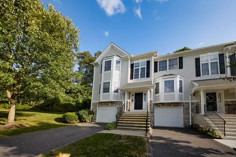 4001 Hancock Dr #4001, Danbury, CT 06811