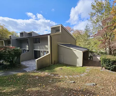 22 Clubhouse Dr #22, Woodbury, CT 06798