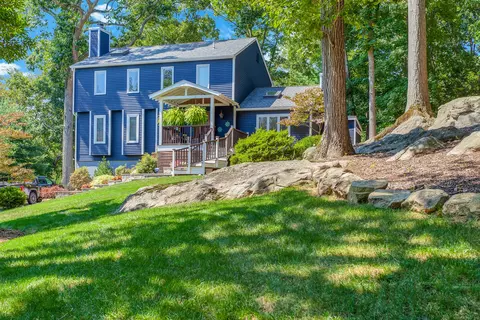 4 Pepperwood Ln, Branford, CT 06405