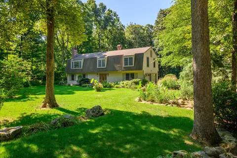 8 Crabapple Ln, Newtown, CT 06482