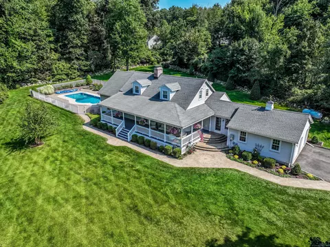 13 Fernbrook Dr, Brookfield, CT 06804