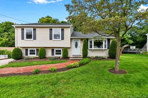 59 Robertson Dr, Hamden, CT 06518