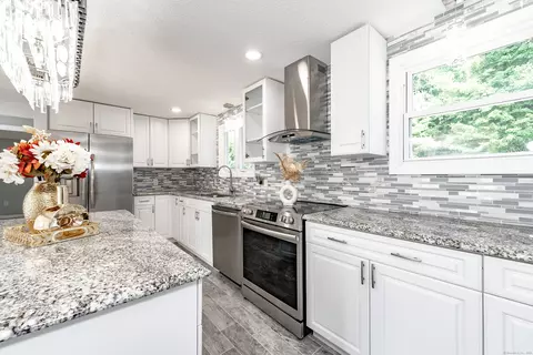 15 Brentwood Dr, Enfield, CT 06082