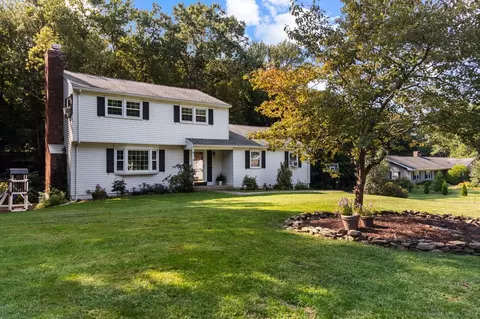 61 Carriage Dr, Middlebury, CT 06762