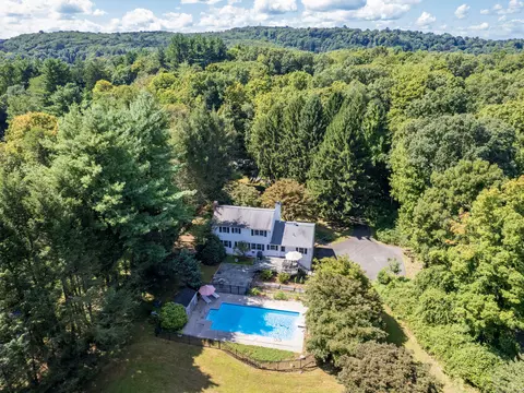 33 Wolfpits Rd, Bethel, CT 06801