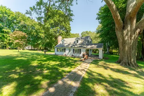 39 Gallup Ln, Waterford, CT 06385