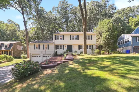 285 Primrose Ln, Fairfield, CT 06825