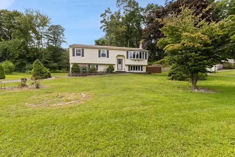 29 Summerwood Dr, Wallingford, CT 06492