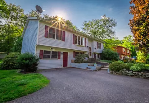 33 Quinebaug Ave, Putnam, CT 06260