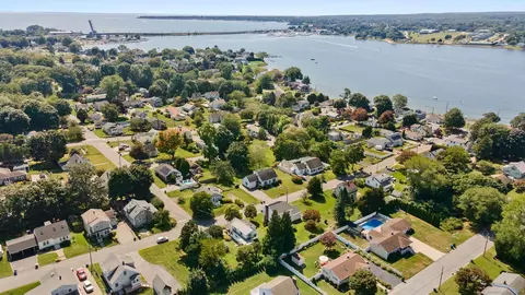 28 4th Ave, Waterford, CT 06385